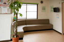 いむた内科 待合1